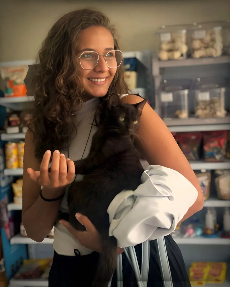 Dra. Nathalia Andrade com um gato durante o atendimento